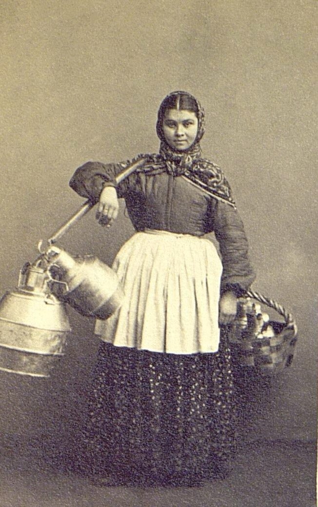Продавщица молока (охтянка). Санкт-Петербург, 1860-е.  Автор В. А. Каррик