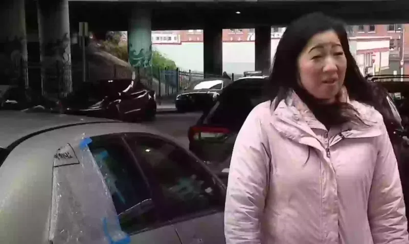 Бомжа, забравшегося в чужую машину, пришлось выгонять с помощью полиции