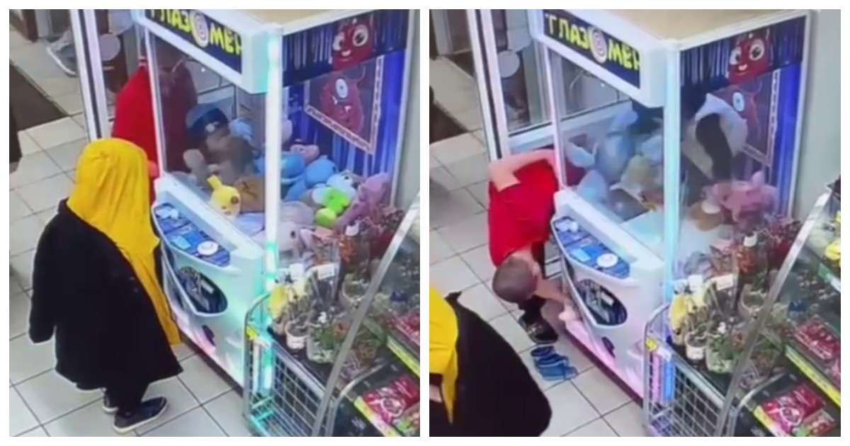 Дети украли мягкие игрушки из игрового автомата