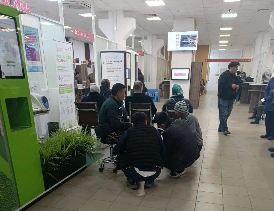 Такая картина с 10 марта в МФЦ каждый день. Мигранты идут валом за госуслугами и пособиями. А все потому, что с 10 марта запустили поезд Москва-Душанбе. Сотрудники воют уже. Пишут заявления на увольнение, так как не хватает сил и психики объяснять им