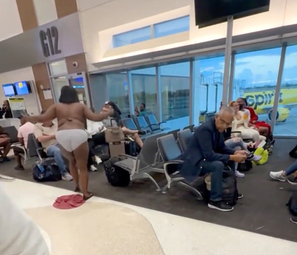 Пассажирка закатила истерику в аэропорту и разделась до трусов