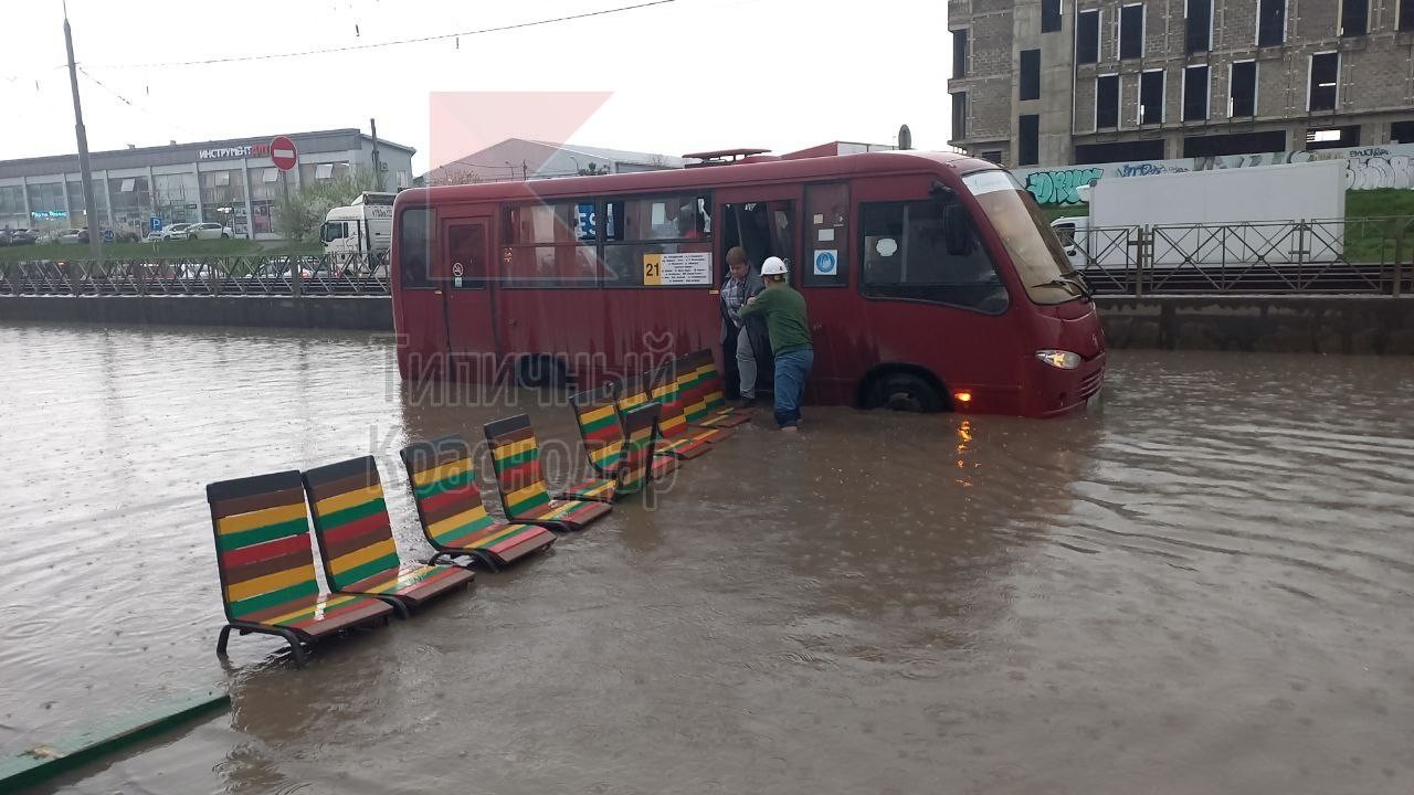 В Краснодаре женщину едва не засосало в канализационный люк из-за наводнения после дождя