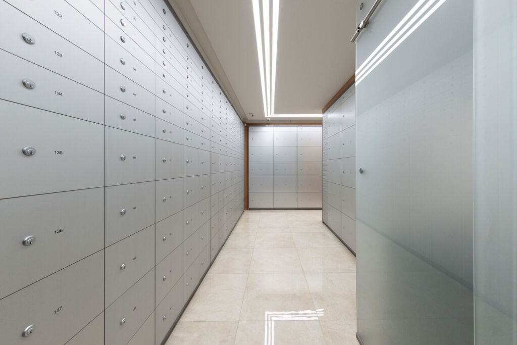 Самое неприступное хранилище в мире, где миллиардеры держат золото и бриллианты (а также карты с покемонами)