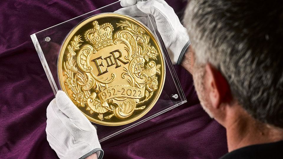 Самое неприступное хранилище в мире, где миллиардеры держат золото и бриллианты (а также карты с покемонами)