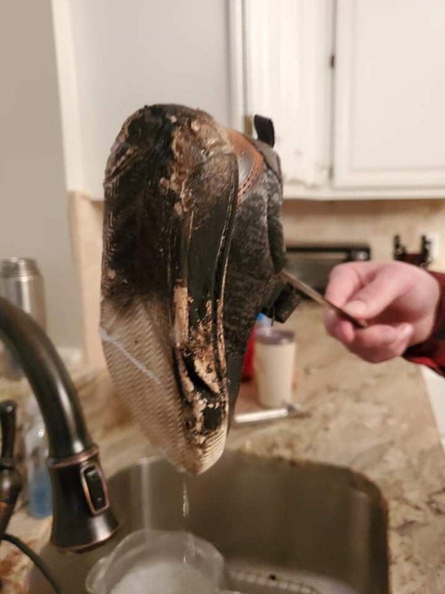 Купил своему малышу новые ботинки на выходных. Он просто бросил один из них в камин