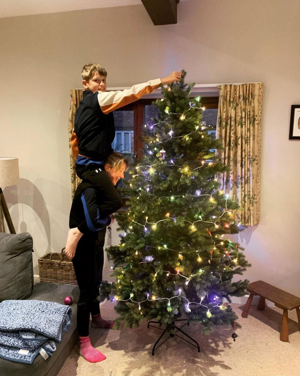 Хотят нарядить ёлку до самого верха