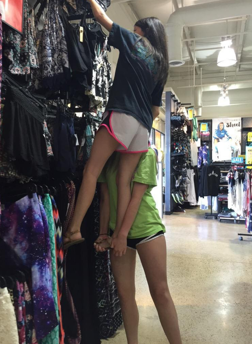 Вот почему на шоппинг стоит брать подружку