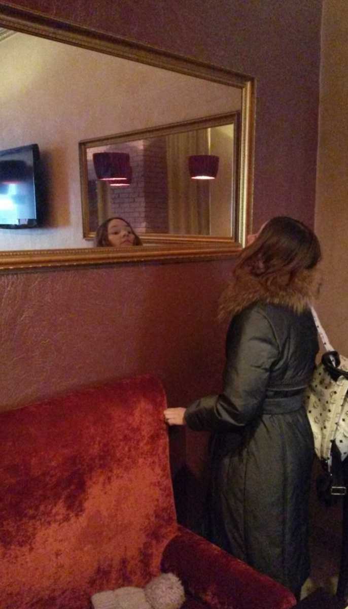 В данном случае могла бы и на креслице залезть