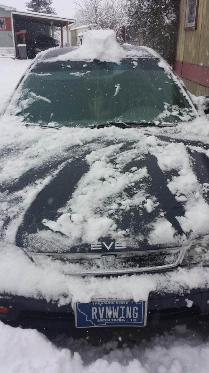 Когда рост не позволяет полностью очистить машину от снега