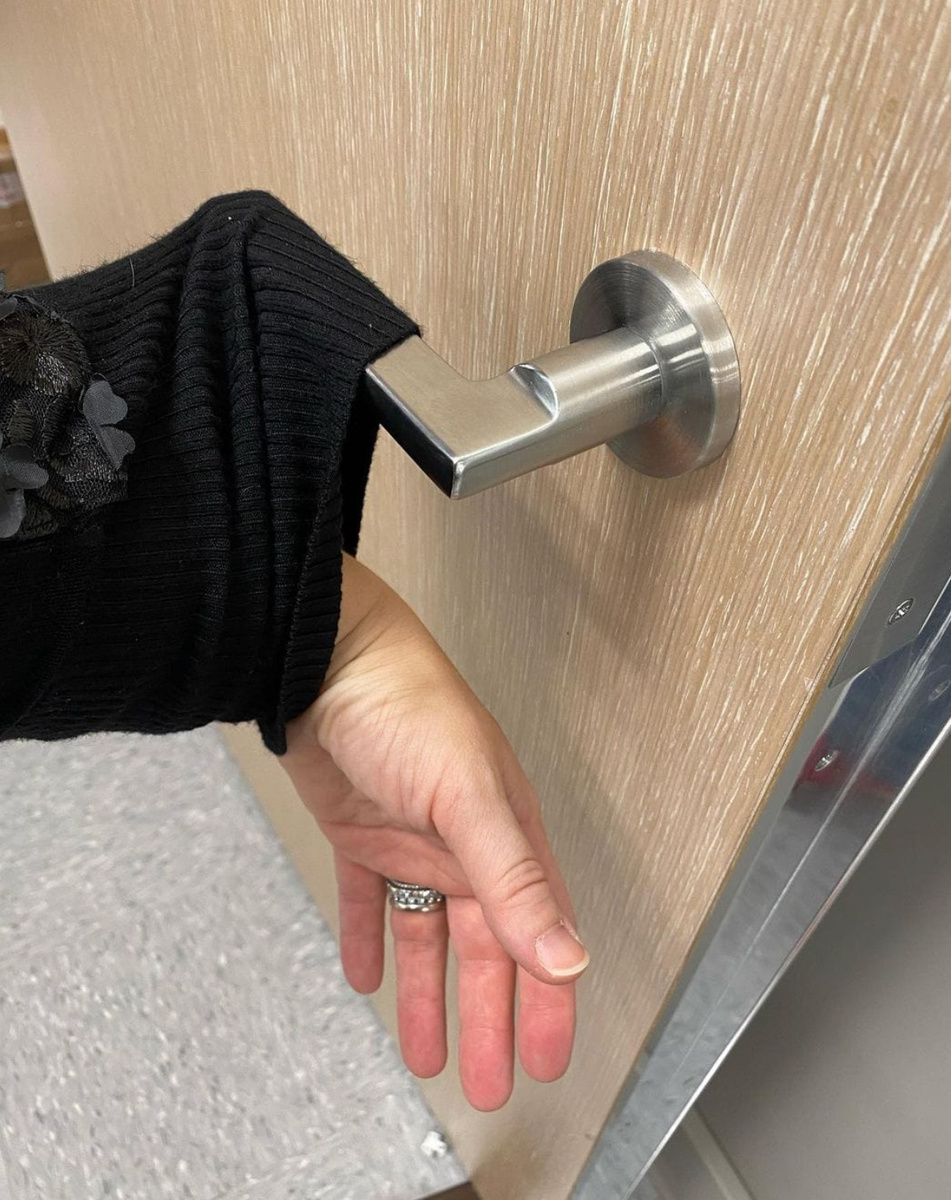 Одежда застревает прямо на дверных ручках