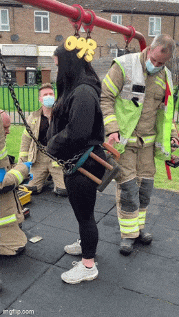 Застрявшая в детских качелях