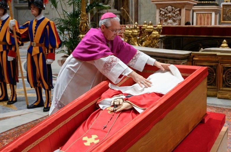 Vatican News: Гроб Папы запечатан перед похоронами в субботу утром (Упаковали Папу)