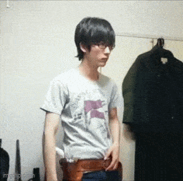 Умеет обращаться с оружием