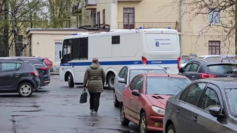 В Санкт-Петербурге около 30 студентов-медиков доставили в Следственный комитет из-за взяток преподавателям