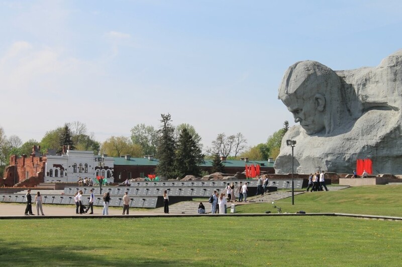 У стен Брестской крепости