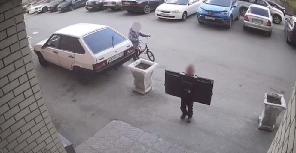 В Барнауле подростки скинули телевизор из окна и чуть не пришибли человека