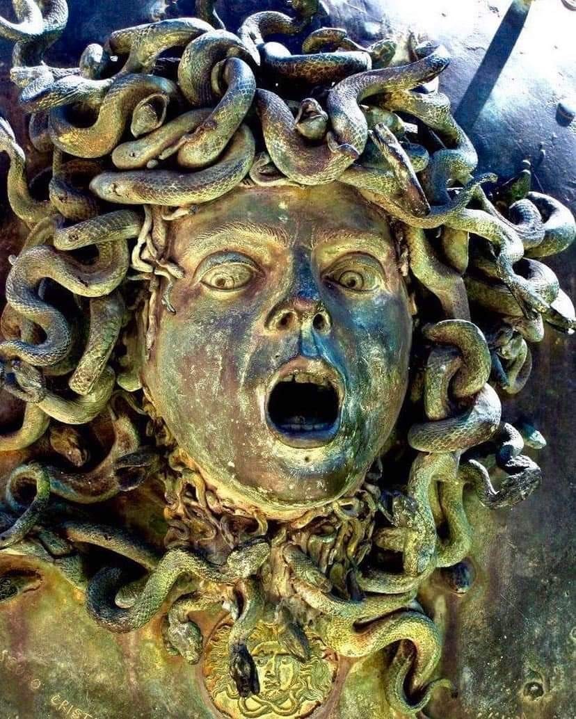 20. Бронзовая голова Медузы Горгоны, датируемая 120 годом н.э. Обнаружена на вилле Адриана в Тиволи, Италия