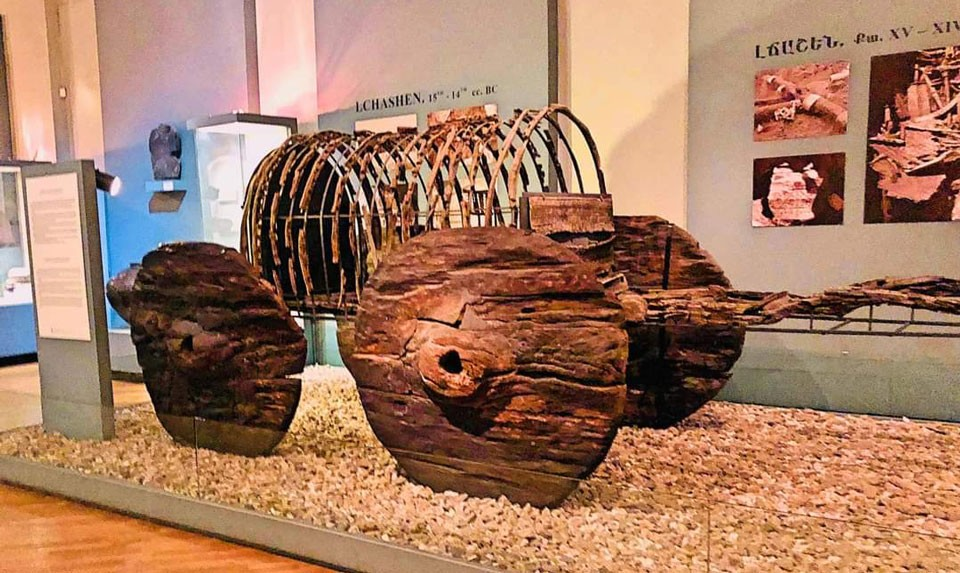 12. Повозка возрастом 4000 лет, сделанная из древесины дуба, была обнаружена в селе Лчашен недалеко от озера Севан, Армения.