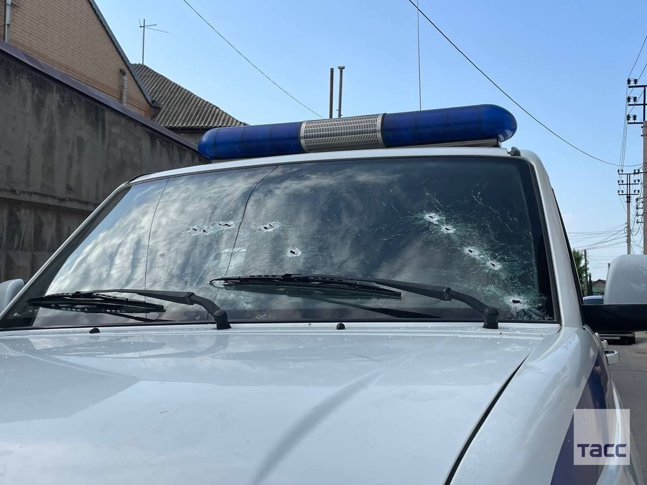 В Махачкале трое неизвестных напали на патрульную машину ДПС