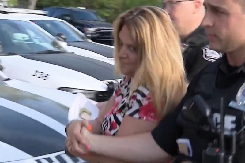 Американка справила нужду на автомобиль обидчицы
