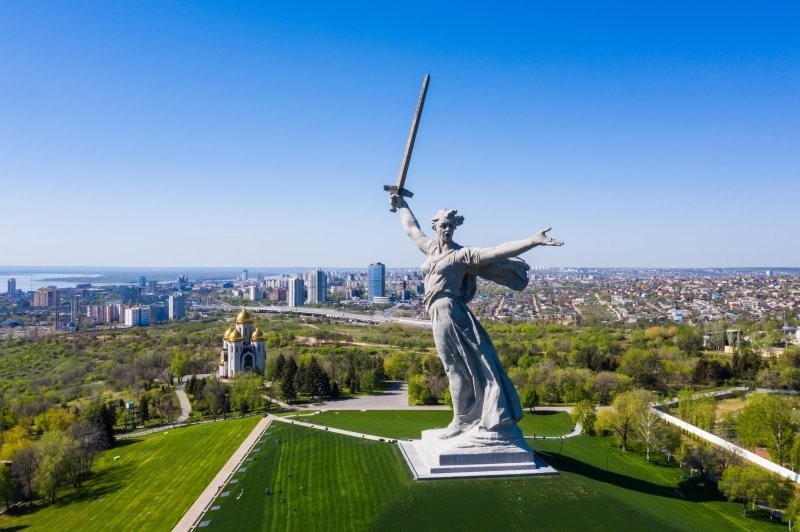 Мало кто знает, что скульптура "Родина - мать зовёт" на Мамаевом кургане в Волгограде только вторая часть композиции из трёх монументов с мечом Победы в разных городах. "Родина мать" символизирует, то, что меч был поднят в Сталинграде.