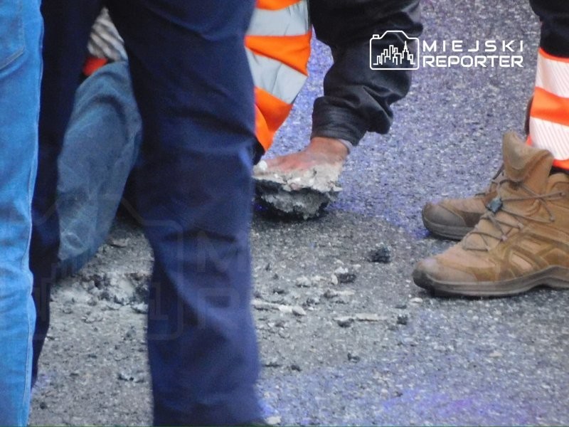 В Польше активисты приклеили себя к проезжей части и пожаловались на спасателей