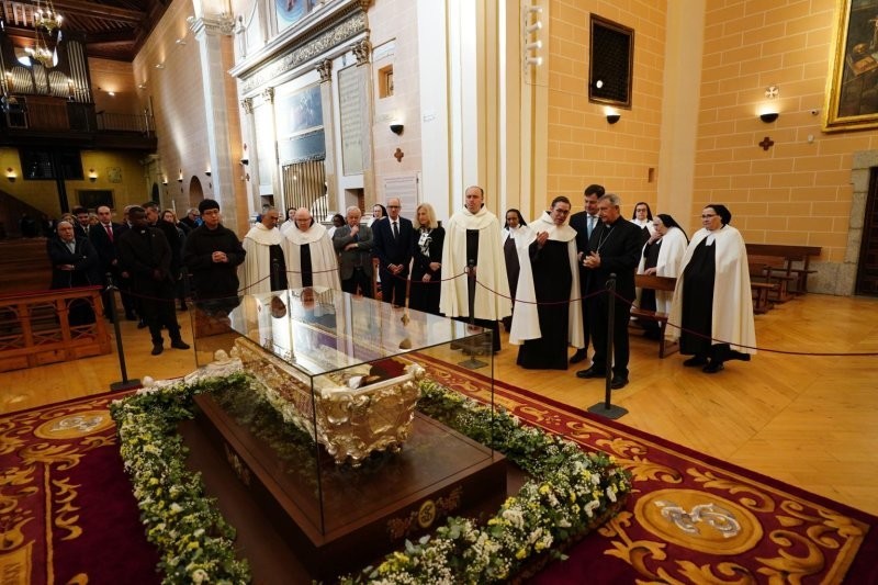 Тело святой Терезы впервые за столетие показали публике