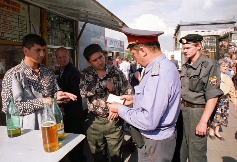 Проверка документов у Киевского вокзала в Москве, 1996 год.