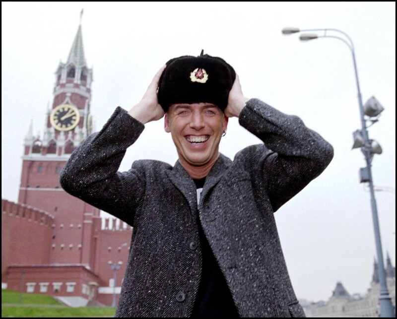 Счастливый солист группы «Scooter» Эйч Пи Бакстер примеряет подарок от поклонников. Москва, 2000 год.