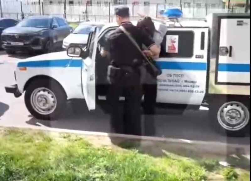 В Москве детишки неславянской внешности нажрались и стали шуметь, им сделали замечание, но вместо того чтобы тихо разойтись, дальняя родственница Чингисхана  в ответ начала разжигать межнационалку, заорав что "русские пи****сы"