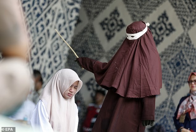 100 ударов палкой: в Индонезии пару публично наказали за секс вне брака