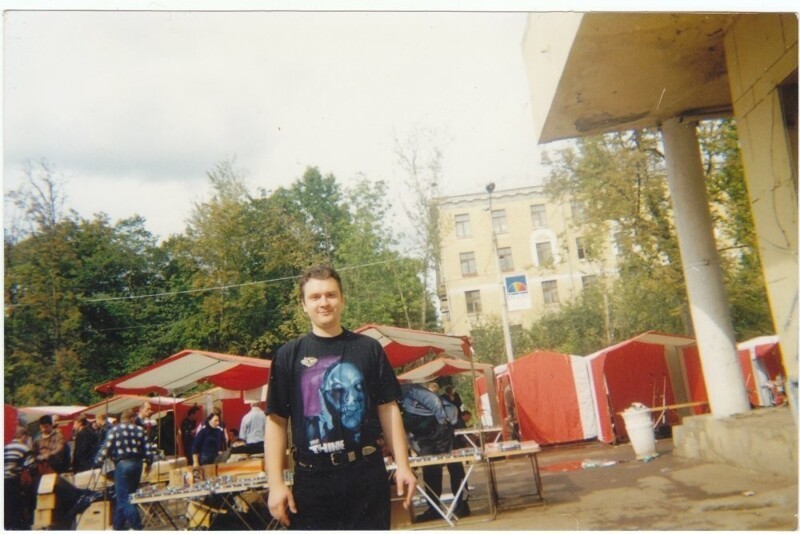 Переводчик эпохи VHS  Андрей Дольский на Горбушке. Москва, конец 90-х