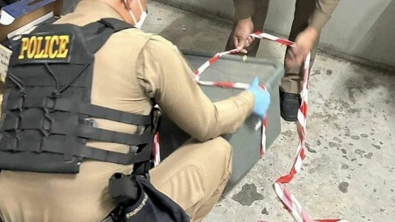 Возле лифта была оставлена пластиковая коробка с крупной суммой наличных