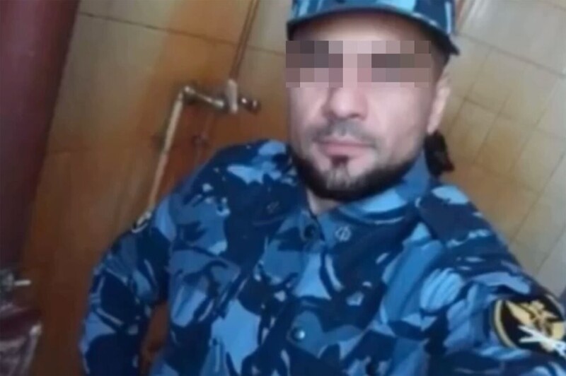 В Колпино заключённый сфотографировался с пивом и в форме надзирателя