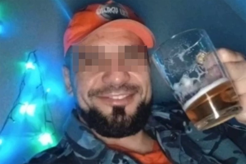 В Колпино заключённый сфотографировался с пивом и в форме надзирателя