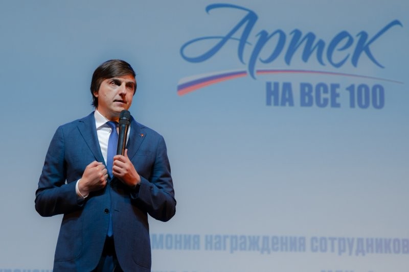 "Позорище. Какое просвещение, такой и министр": в сети раскритиковали Сергея Кравцова из-за ошибки в слове "праздник"
