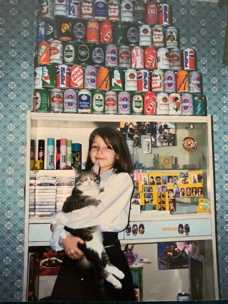 Девочка с котом на фоне коллекции банок, 1997 год.