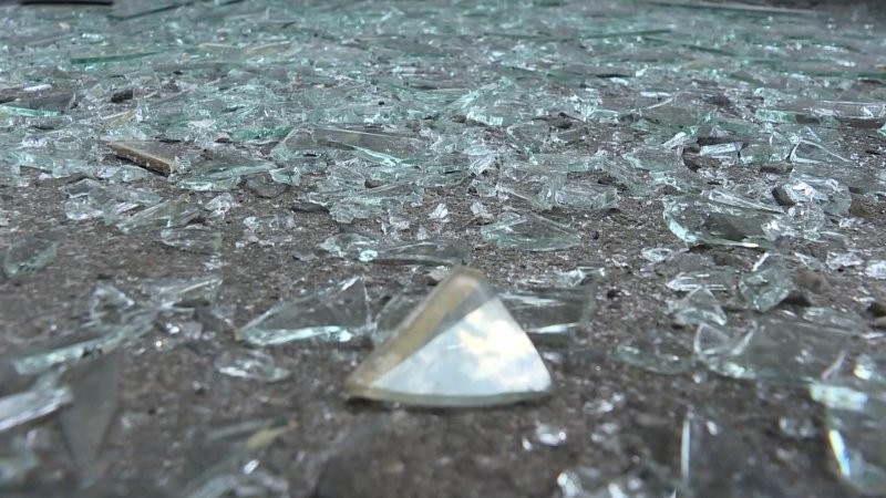 В Подмосковье дети угнали детский автобус и снесли витрину ТЦ
