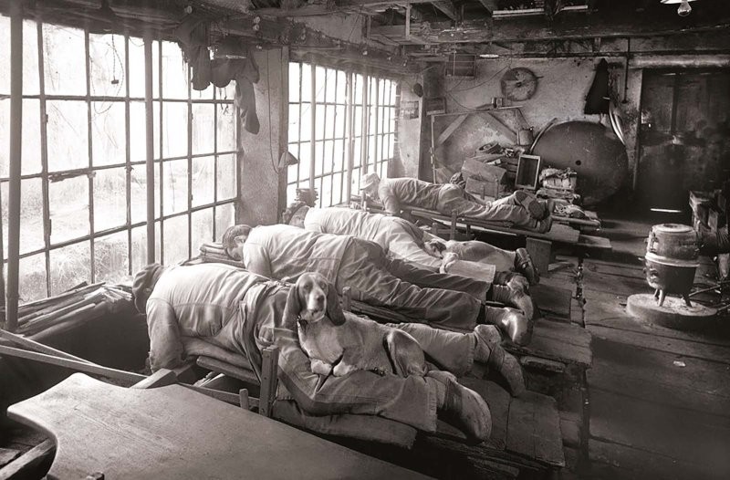 12. Мастера цеха по изготовлению лезвий за работой, Франция, начало 1900-х