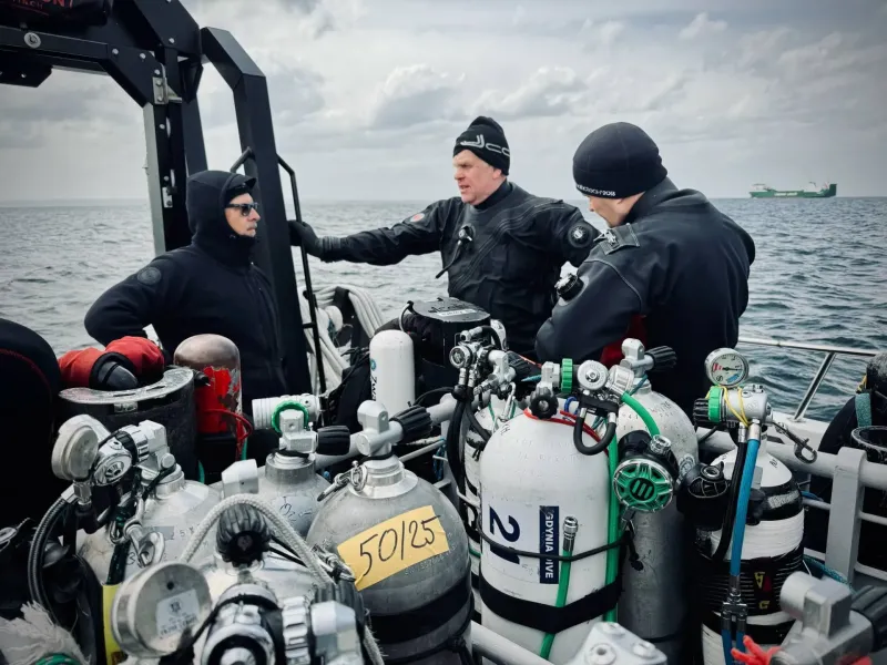 На дне Балтийского моря обнаружили два затонувших судна XVIII века с бутылками и керамикой