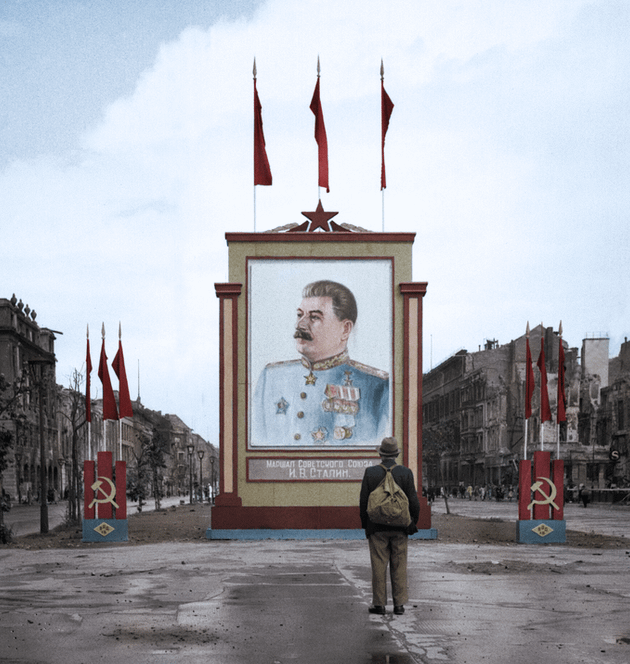 6. 3 июня 1945 года: немец рассматривает огромный портрет Сталина на бульваре Унтер-ден-Линден в Берлине