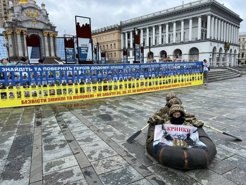 28 июня в Киеве прошел флешмоб о потерях ВСУ в Крынках. Странные какие-то. Вроде телемарафон рассказывал, что это успешная операция... 