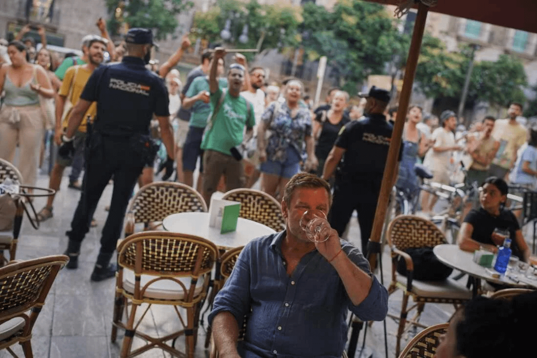 13. Турист во время антитуристической акции протеста в Барселоне