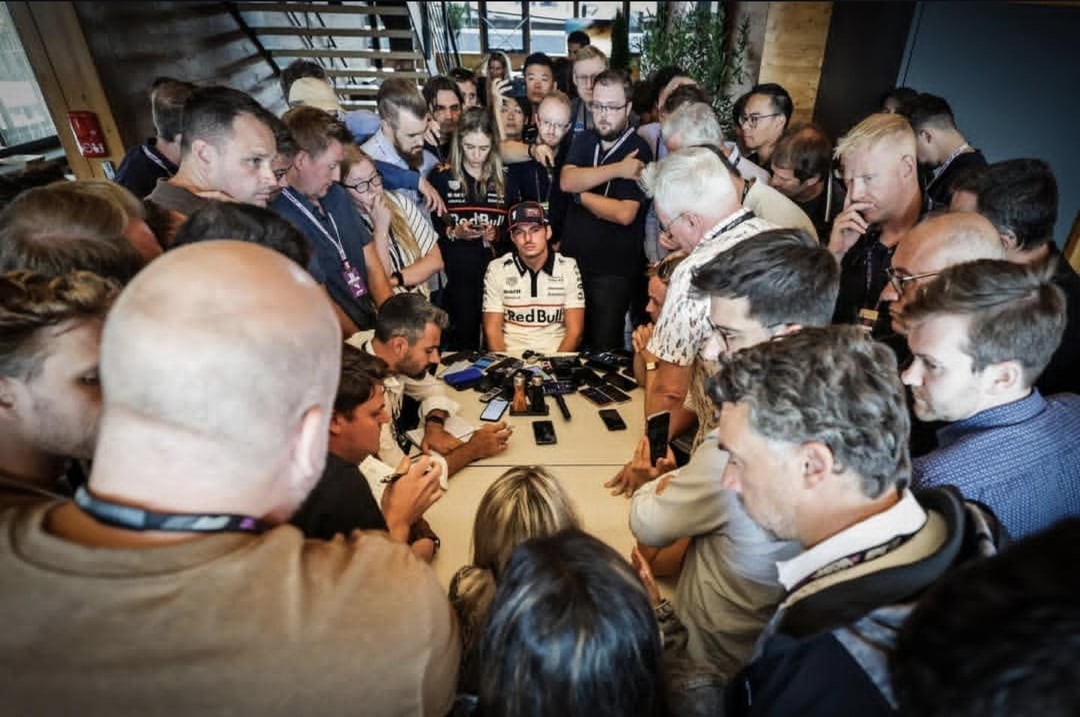 10.  Автогонщик и четырёхкратный чемпион мира в классе «Формула-1» Макс Эмилиан Ферстаппен беседует с журналистами