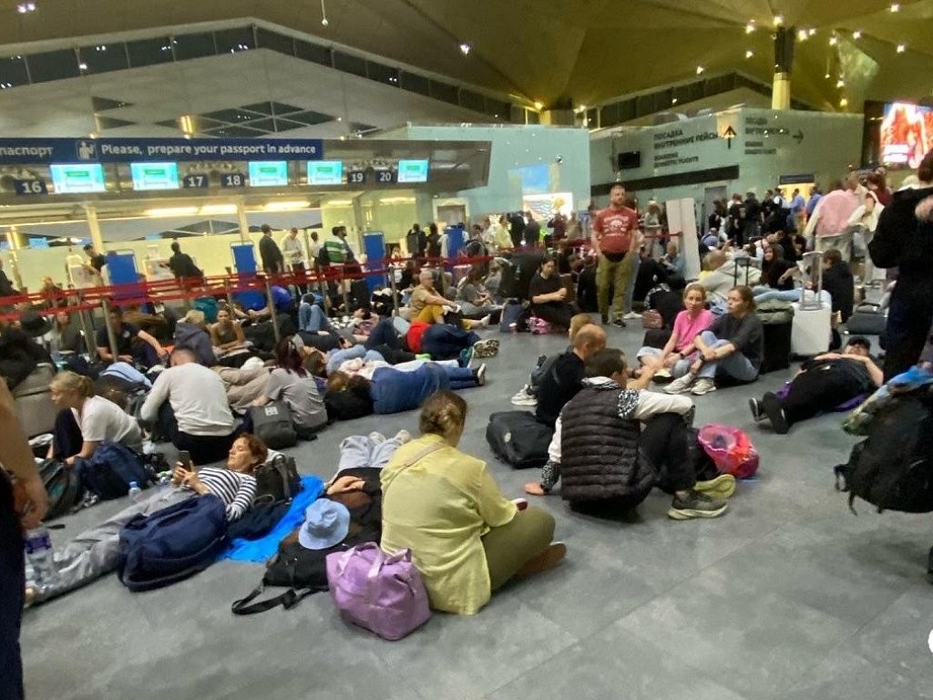"Больше похоже на пункт приёма беженцев": о пассажирском коллапсе в аэропортах Москвы и Санкт-Петербурга