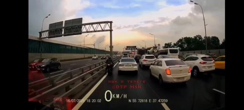 И снова история о водителях с ветром в голове. Не пропускает скорую