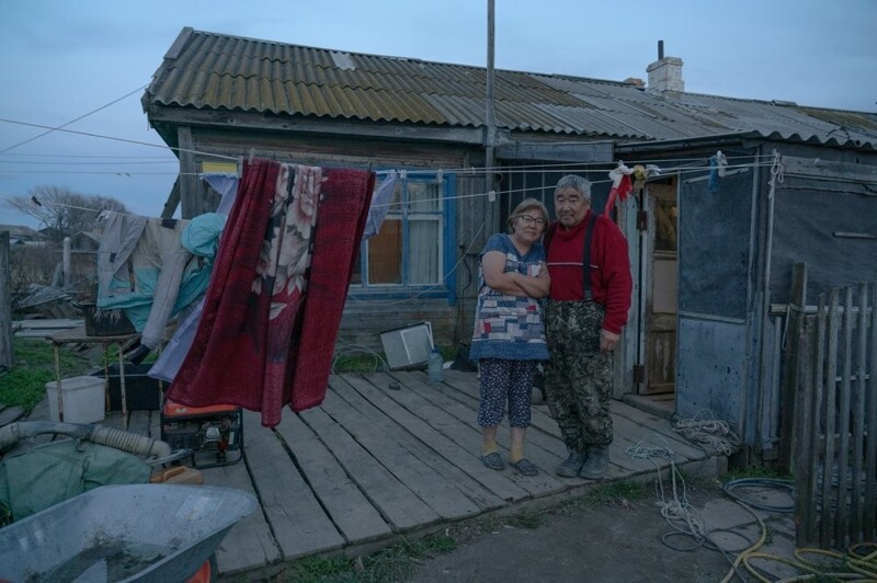 Нивхи Александра и Руслан Няваны в своем доме в селе Некрасовка, 2023 год