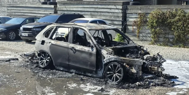 Водитель хотел спасти авто: на СТО заехал горящий BMW