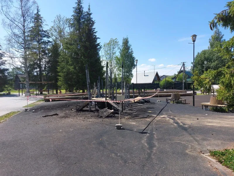 В Ленобласти школьники ради забавы спалили детскую площадку