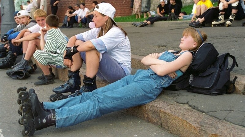 Девушка отдыхает после катания на роликах
